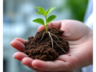 Hand met aarde monster en laboratoriumapparatuur